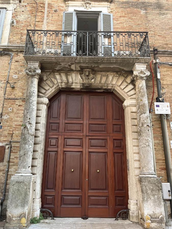 B&B Palazzo Lombardi 卢切拉 外观 照片